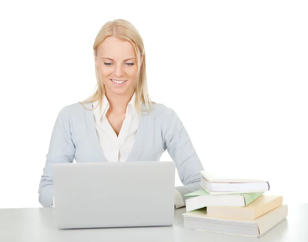 Vacker student tjej studerar med laptop — Stockfoto