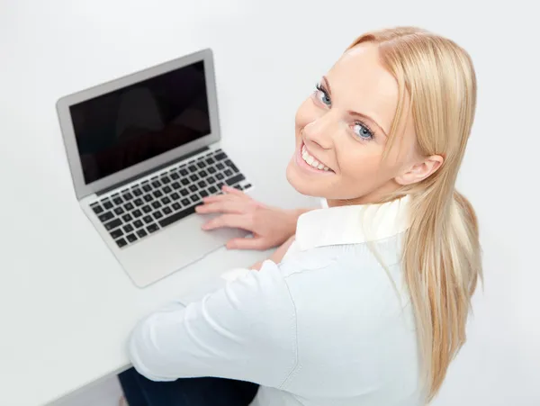 Hermosa mujer trabajando en el ordenador portátil —  Fotos de Stock