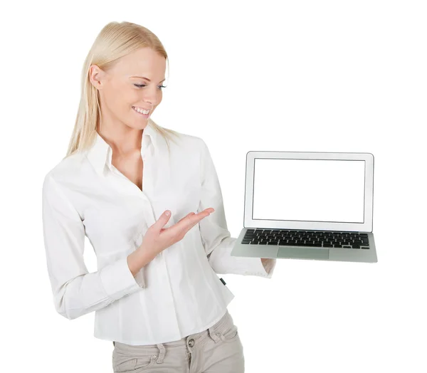 Деловая женщина представляет ноутбук — стоковое фото