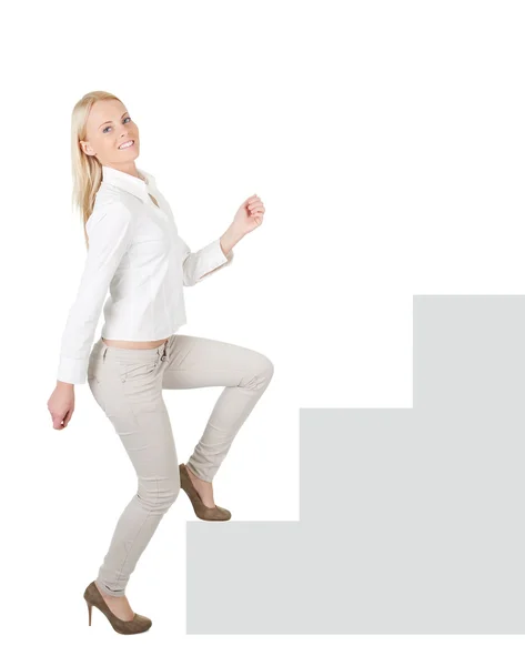 Framgångsrik affärskvinna går uppför en trappa — Stockfoto