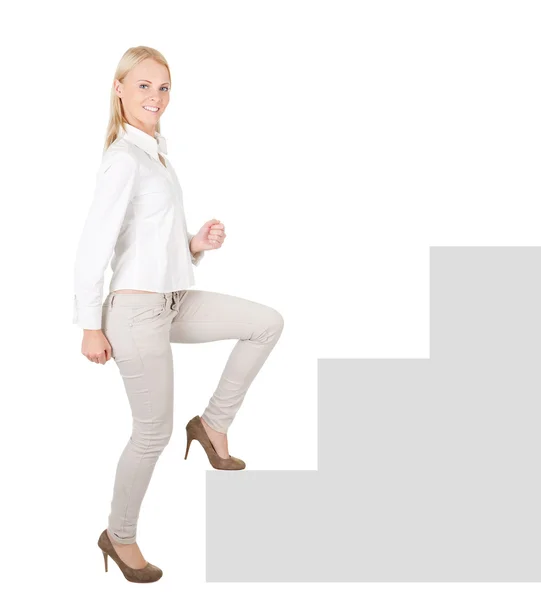 Framgångsrik affärskvinna går uppför en trappa — Stockfoto