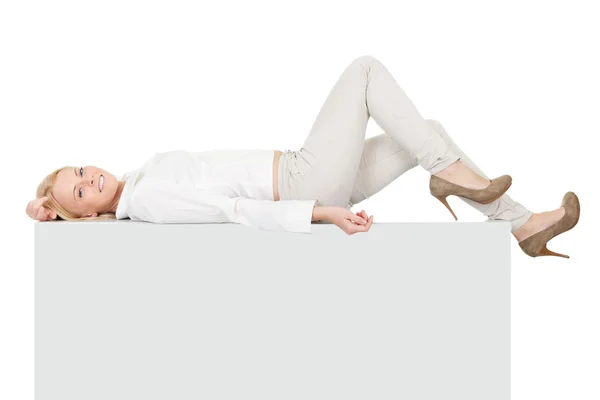 Copyspace の上に横たわる女性実業家 — ストック写真