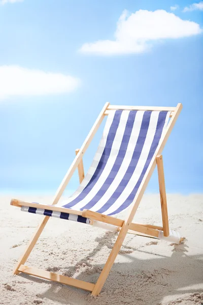 Liegestuhl am sonnigen Strand — Stockfoto
