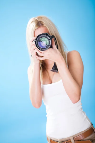 Retrato de bela jovem com câmera — Fotografia de Stock