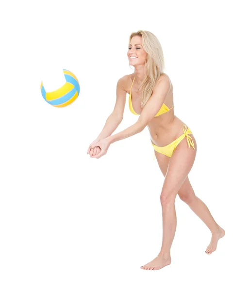 Hermosa joven en bikini jugando voleibol — Foto de Stock