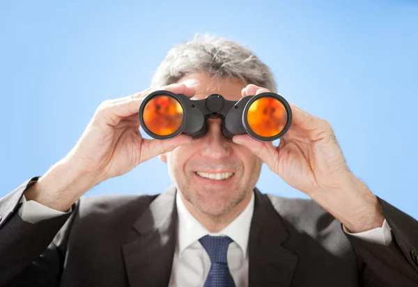 Senior affärsman tittar genom kikare — Stockfoto