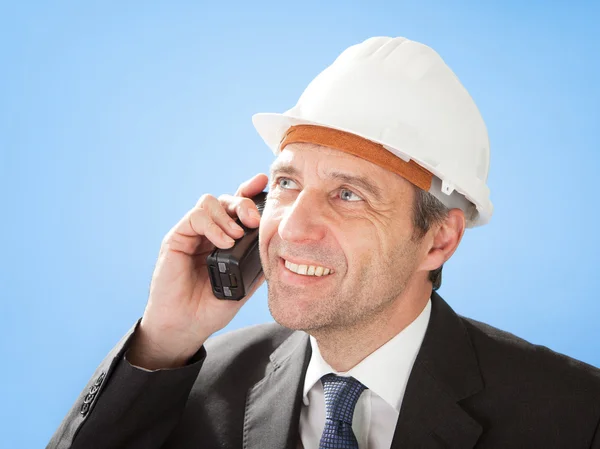 Senior architect talking on walkie-talkie — Stock Photo, Image