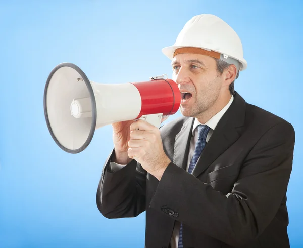 Arquitecto mayor gritando en megáfono — Foto de Stock