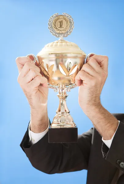 Senior zakenlieden houden een trofee — Stockfoto