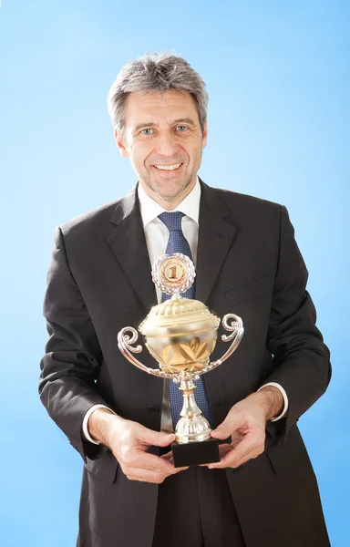 Empresarios con trofeo — Foto de Stock
