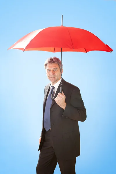 高级商人持有一把伞 — 图库照片