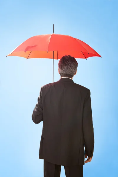 シニア ・ ビジネスマンを傘を保持しています。 — ストック写真