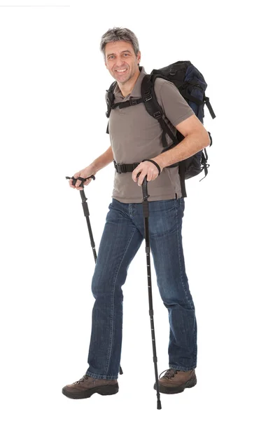 Starší muž s batohem a trekingových holí — Stock fotografie