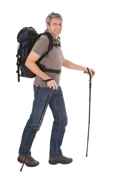 Homem sênior com mochila e postes de caminhada — Fotografia de Stock