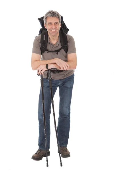 Hombre mayor con mochila y bastones de senderismo —  Fotos de Stock