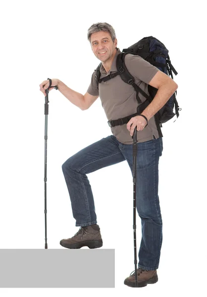 Homme âgé avec sac à dos et bâtons de randonnée — Photo