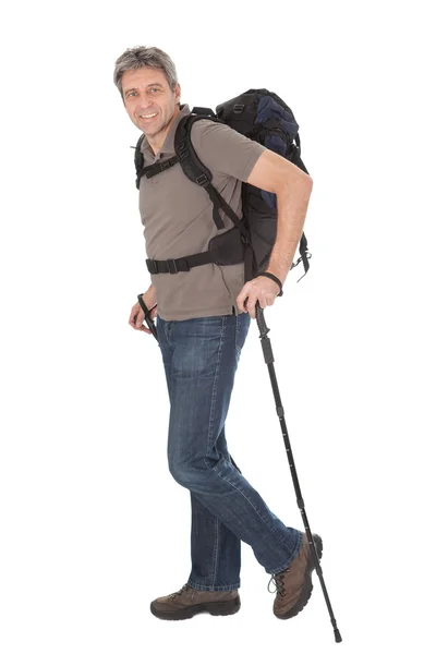 Senior mit Rucksack und Wanderstöcken — Stockfoto