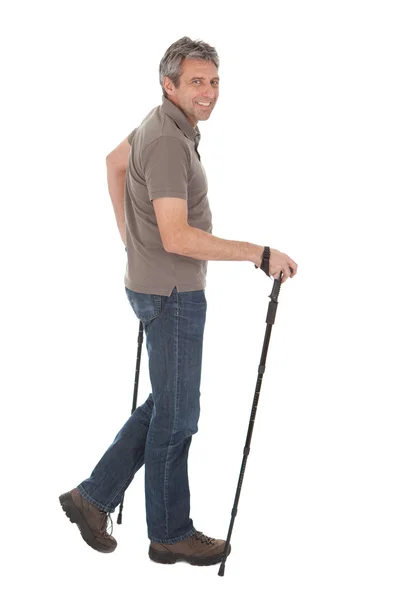 Homem sênior com postes de caminhada — Fotografia de Stock