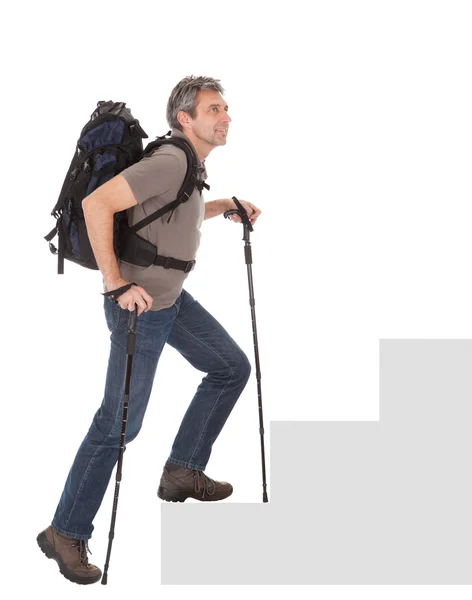 Homem sênior com mochila e postes de caminhada — Fotografia de Stock