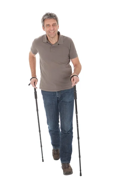 Старший чоловік з пішохідними полюсами — стокове фото