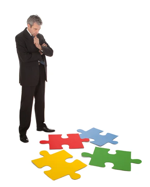 Starszy biznesmen montaż puzzli — Zdjęcie stockowe