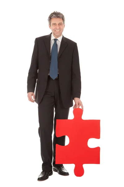 Senior zakenman houden een puzzel — Stockfoto