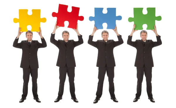 Gruppo di imprese in possesso di puzzle — Foto Stock