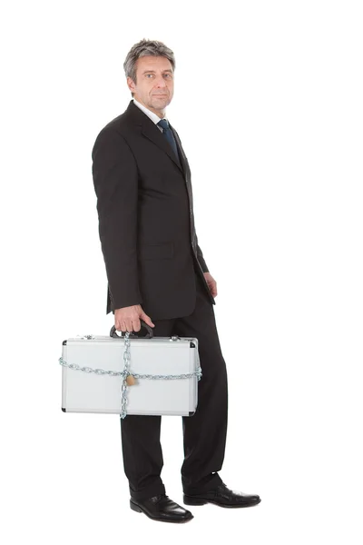 Empresario sosteniendo maleta de metal — Foto de Stock
