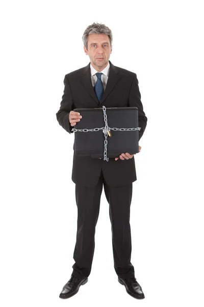 Uomo d'affari che tiene laptop con catena e serratura — Foto Stock