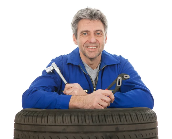 Automécanique penché sur les pneus de voiture — Photo