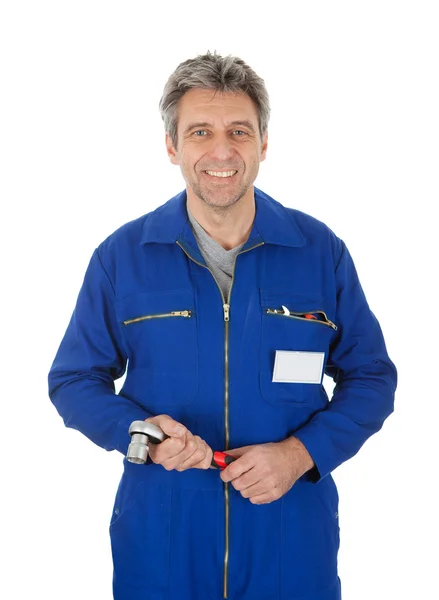 Portrét automechanic drží klíč — Stock fotografie