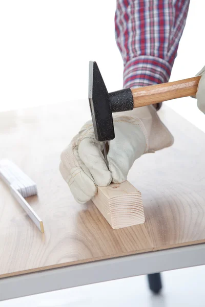 Worker parça tahta çivi çekiç — Stok fotoğraf