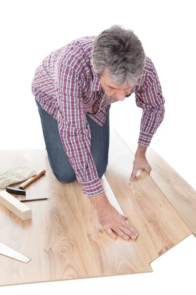 Dělník, montáž laminátové podlahy — Stock fotografie