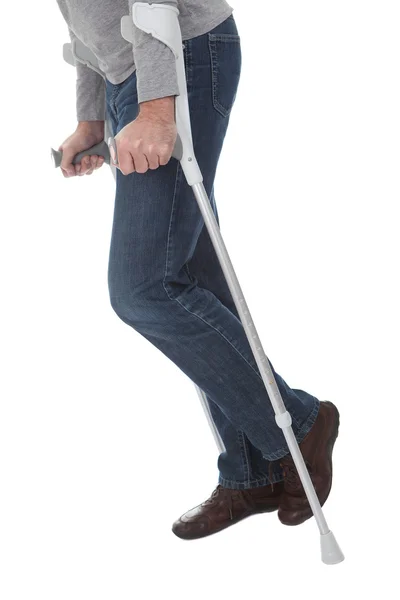 Starší muž chůze pomocí berlí — Stock fotografie