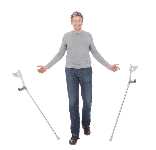 Hombre mayor caminando con muletas —  Fotos de Stock