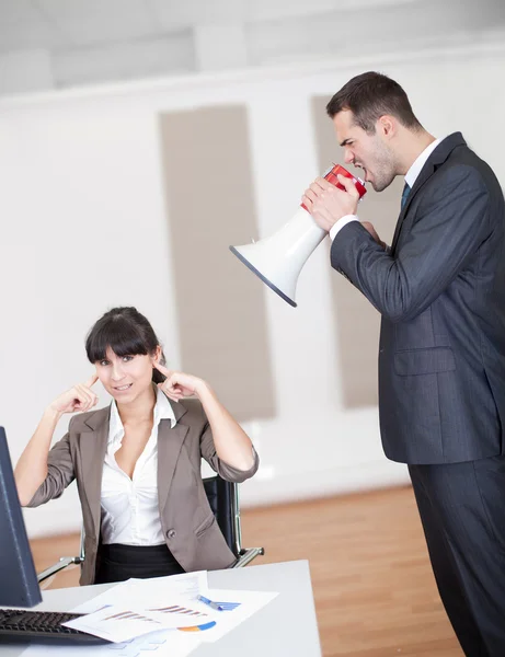 Angry boss screaming at employee — Stock Photo, Image