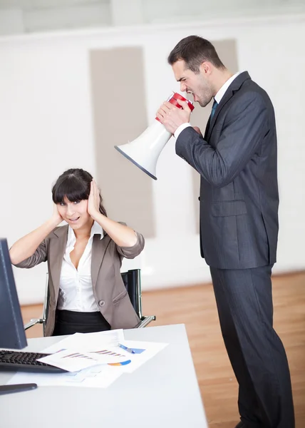 Angry boss screaming at employee — Stock Photo, Image