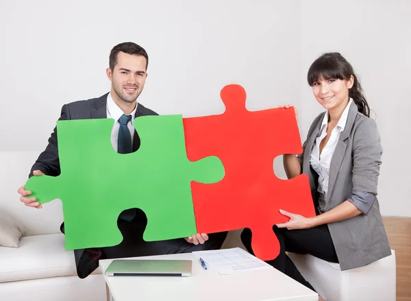 Two business connecting puzzle pieces — Stock Photo, Image