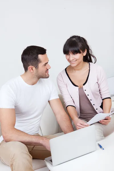 Νεαρό ζευγάρι κάνει οικονομικά στο lap-top — Φωτογραφία Αρχείου