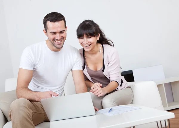Junges Paar kauft im Internet ein — Stockfoto