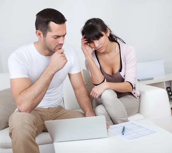 Giovane coppia in difficoltà finanziarie — Foto Stock