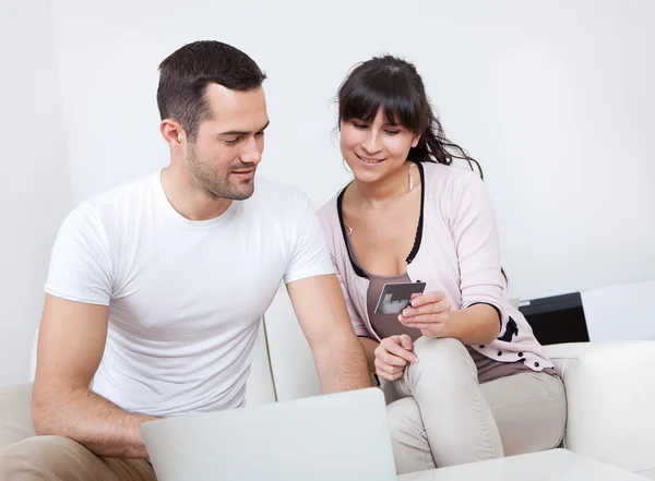 Молода пара купує в Інтернеті — стокове фото