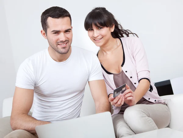 Jeune couple faisant du shopping sur internet — Photo