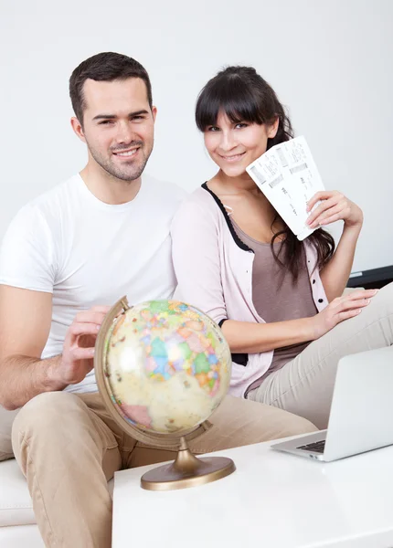 Junges Paar kauft Fahrkarten online — Stockfoto
