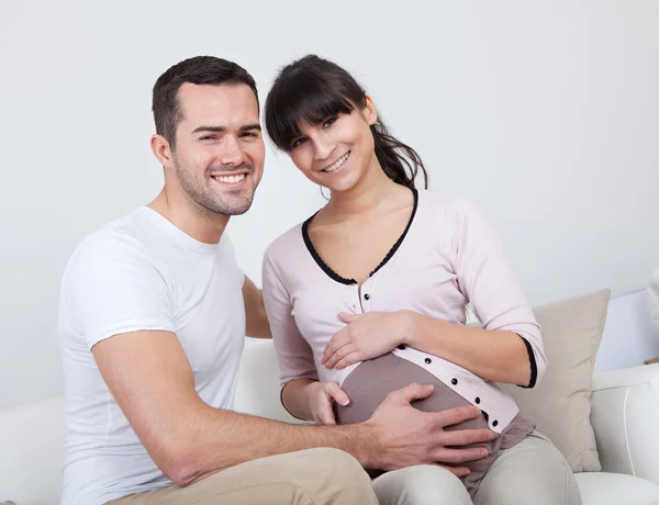 Portret szczęśliwy kobiety w ciąży i jej mąż — Zdjęcie stockowe