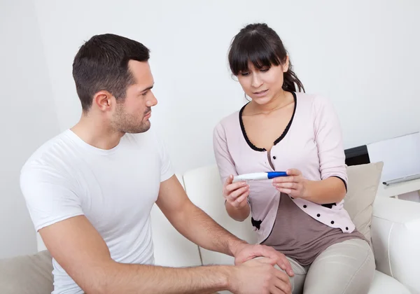 Couple finding out results of pregnancy test — Stock Photo, Image