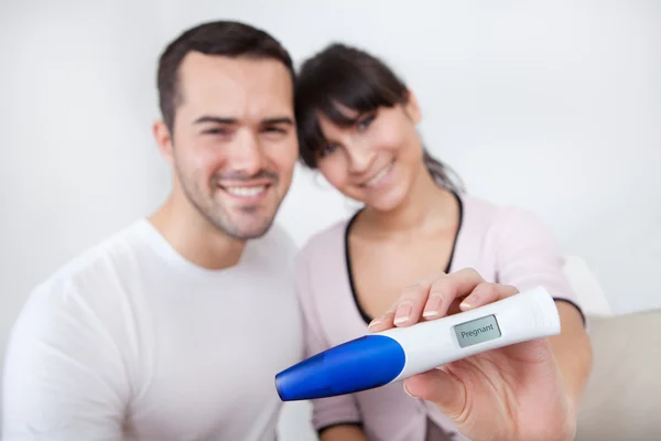 Resultaten van zwangerschapstest uitzoeken (echt) paar — Stockfoto
