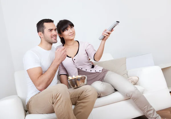 Jovem casal assistindo TV — Fotografia de Stock