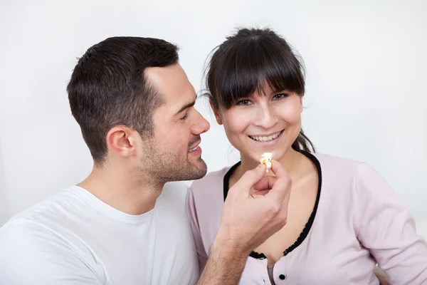ポップコーンを食べる若いカップル — ストック写真