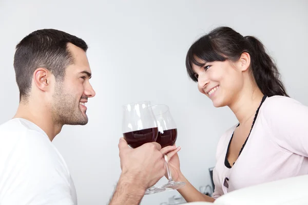 Νεαρό ζευγάρι που πίνει κόκκινο κρασί — Φωτογραφία Αρχείου